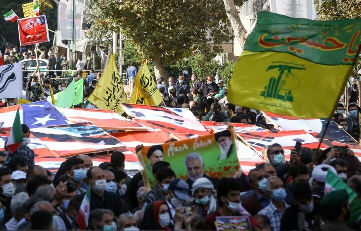 حضور متفاوت مردم کرمان در راهپیمایی 13 آبان حضور متفاوت مردم کرمان در راهپیمایی 13 آبان