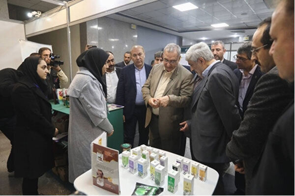 از ۱۱ محصول جدید حوزه داروهای گیاهی و فرآوردههای طبیعی رونمایی شد از ۱۱ محصول جدید حوزه داروهای گیاهی و فرآوردههای طبیعی رونمایی شد