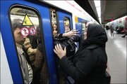 مردمی که هر روز در مترو له می شوند/ عمر مسافران به واگن های جدید قد می دهد؟