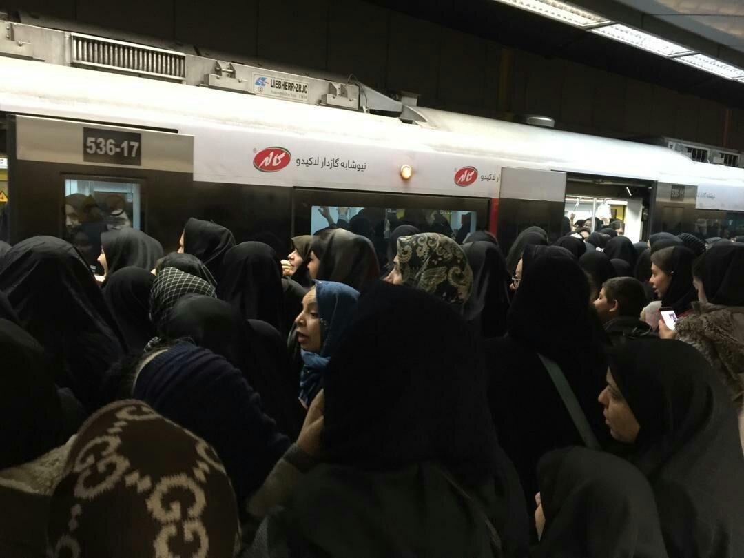 مردمی که هر روز در مترو له می شوند/ عمر مسافران به واگن های جدید قد می دهد؟