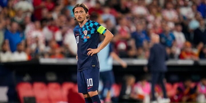 غولهای عربستانی در حال شکار لوکا مودریچ غولهای عربستانی در حال شکار لوکا مودریچ