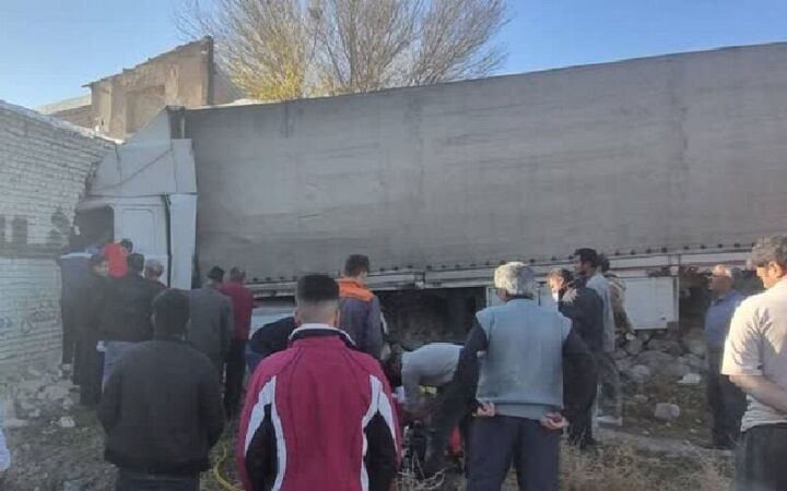 ورود تریلر به خانه مسکونی در بستان آباد ورود تریلر به خانه مسکونی در بستان آباد