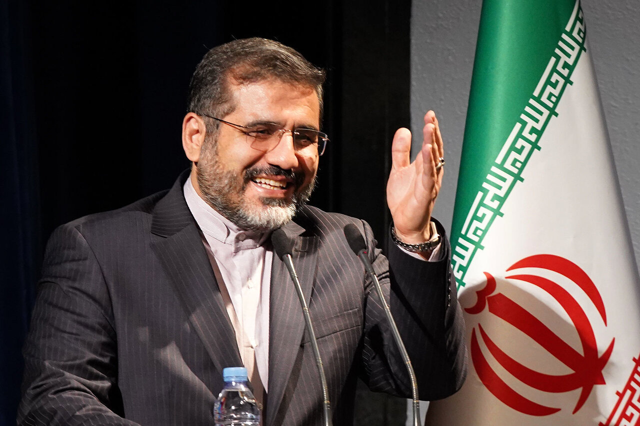 مامور به گسترش زبان فارسی در اقلیم‌ فرهنگی ایران هستیم