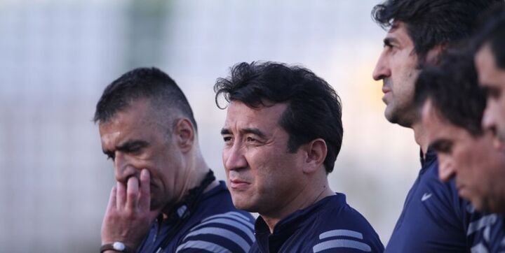 او یک گل زده و سالها مردم را به خاطرش بیچاره کرده است/ جای بیکزاده بودم تو دهانی محکمی به او میزدم او یک گل زده و سالها مردم را به خاطرش بیچاره کرده است/ جای بیکزاده بودم تو دهانی محکمی به او میزدم