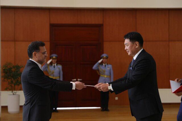 تسلیم استوارنامه سفیر آکرودیته کشورمان به رئیس‌جمهور مغولستان