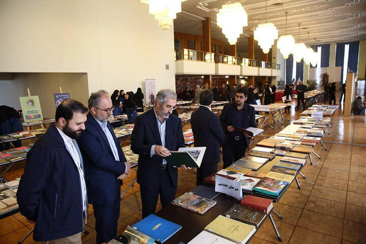 نمایشگاه کتابهای آموزش هنر افتتاح شد نمایشگاه کتابهای آموزش هنر افتتاح شد