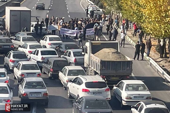 کسبه بازار گل قائم اتوبان شهید بابایی را بستند کسبه بازار گل قائم اتوبان شهید بابایی را بستند