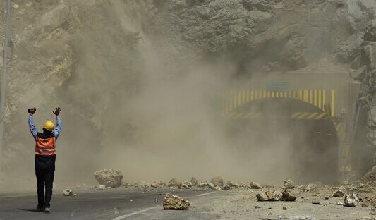 خطر ریزش سنگ در جاده کرج - چالوس /مسافران حاشیه جاده توقف نکنند خطر ریزش سنگ در جاده کرج - چالوس /مسافران حاشیه جاده توقف نکنند