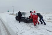 امدادرسانی به ۱۵ خودرو گرفتار در کولاک برف محور چالدران به خوی