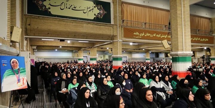 درخواست کاپیتان والیبال نشسته بانوان از رهبر انقلاب: اکثر ورزشکاران مشکل مسکن دارند درخواست کاپیتان والیبال نشسته بانوان از رهبر انقلاب: اکثر ورزشکاران مشکل مسکن دارند