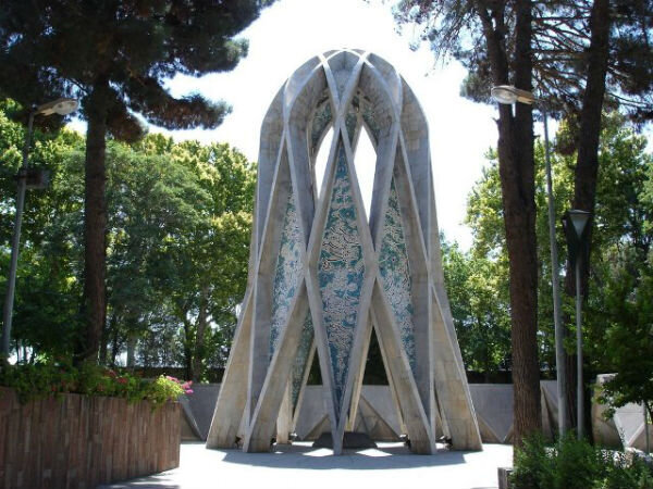 چرا خاکسپاری «ندوشن» در جوار «عطار» مجوز میخواهد؟