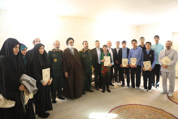 تجلیل ازدانش آموزان استعداد درخشان حائز رتبه درمسابقات کشوری قرآن تجلیل ازدانش آموزان استعداد درخشان حائز رتبه درمسابقات کشوری قرآن