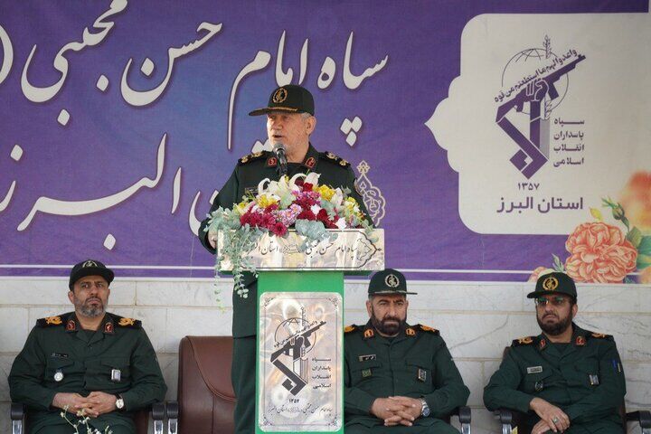 بسیج تضمین کننده اقتدار ملی و امنیت ملی ایران است بسیج تضمین کننده اقتدار ملی و امنیت ملی ایران است