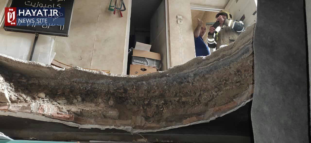 ریزش سقف یک مغازه اسباب فروشی به علت بنایی طبقه بالا +تصاویر