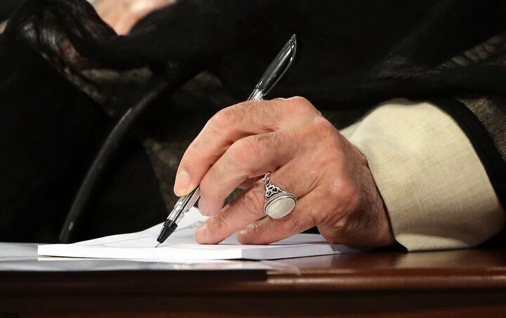 هامش رهبر انقلاب بر نامه انتقادی رئیسجمهور از هزینهتراشی مجلس هامش رهبر انقلاب بر نامه انتقادی رئیسجمهور از هزینهتراشی مجلس