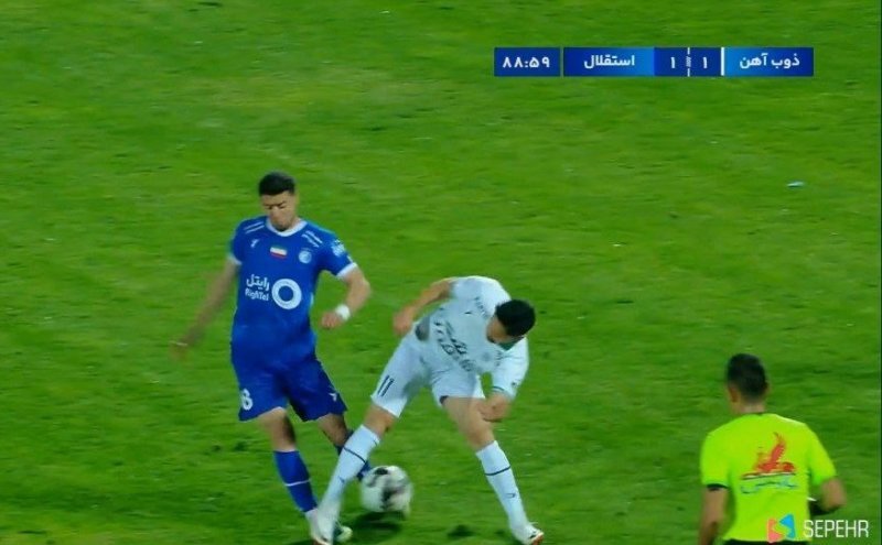 ضربهای که داوران به فوتبال ایران میزنند: شما باعث اخراج بازیکن سپاهان شدید + فیلم