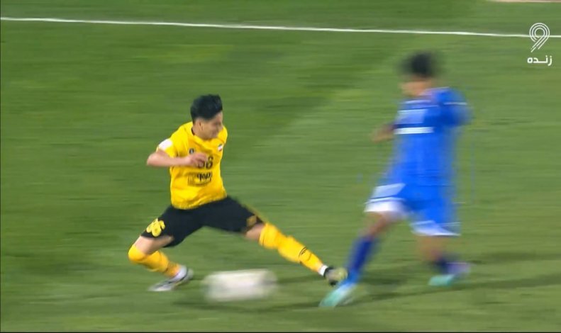 ضربهای که داوران به فوتبال ایران میزنند: شما باعث اخراج بازیکن سپاهان شدید + فیلم