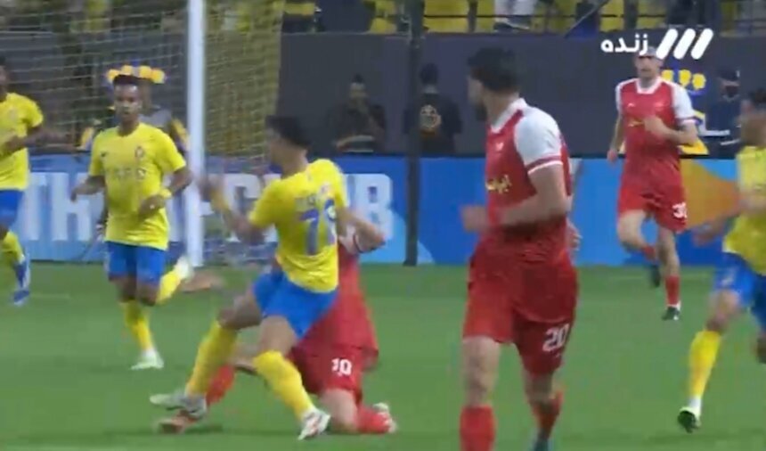 ضربهای که داوران به فوتبال ایران میزنند: شما باعث اخراج بازیکن سپاهان شدید + فیلم