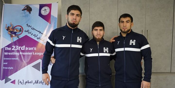 کشتیگیر و یک مربی روس به انبوهسازان پیوستند کشتیگیر و یک مربی روس به انبوهسازان پیوستند