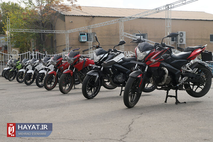 طرح دستگیری تعدادی از سارقان خودرو و موتورسیکلت و نمایش ادوات جرم