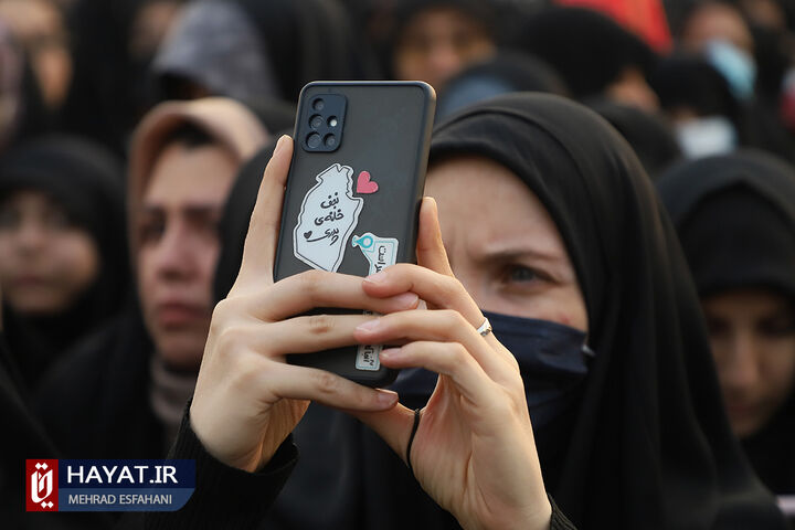 مراسم بدرقه شهدای مدافع حرم در میدان امام حسین(ع)