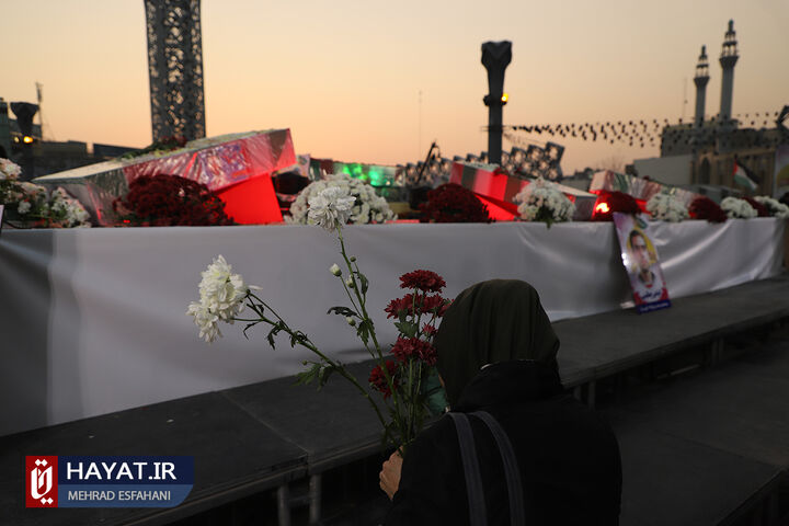 مراسم بدرقه شهدای مدافع حرم در میدان امام حسین(ع)