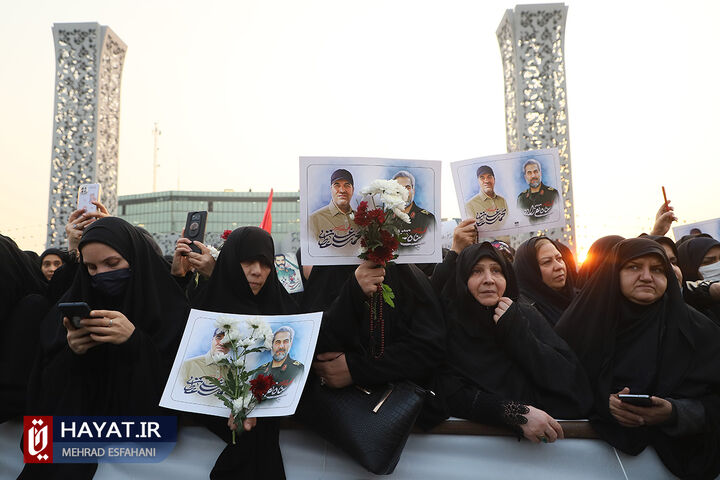 مراسم بدرقه شهدای مدافع حرم در میدان امام حسین(ع)