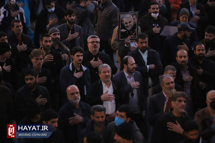 مراسم بدرقه شهدای مدافع حرم در میدان امام حسین(ع)