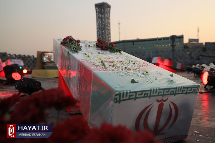 مراسم بدرقه شهدای مدافع حرم در میدان امام حسین(ع)