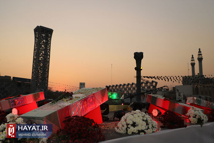 مراسم بدرقه شهدای مدافع حرم در میدان امام حسین(ع)