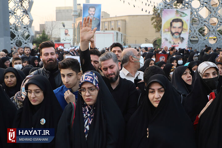 مراسم بدرقه شهدای مدافع حرم در میدان امام حسین(ع)