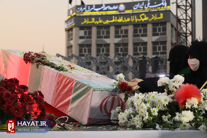 مراسم بدرقه شهدای مدافع حرم در میدان امام حسین(ع)