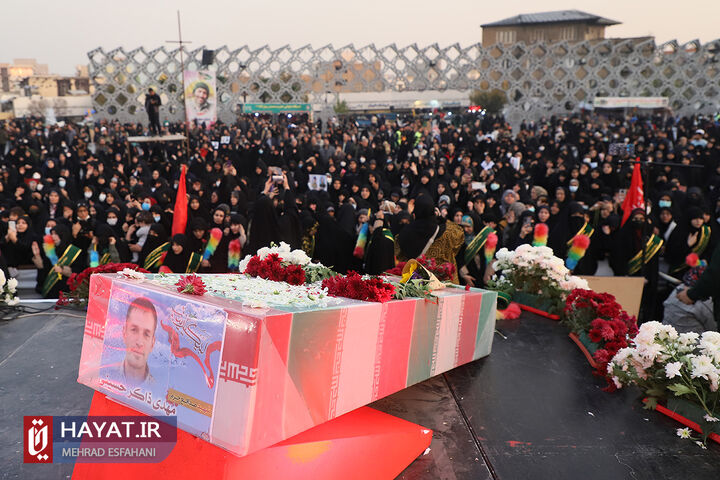 مراسم بدرقه شهدای مدافع حرم در میدان امام حسین(ع)