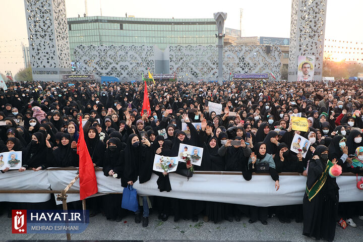 مراسم بدرقه شهدای مدافع حرم در میدان امام حسین(ع)