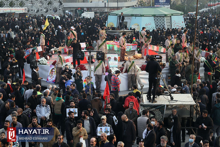 مراسم بدرقه شهدای مدافع حرم در میدان امام حسین(ع)