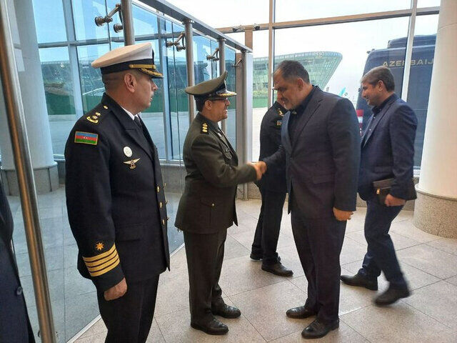 دیدار امیر ایرانی با مسئولان نظامی جمهوری آذربایجان دیدار امیر ایرانی با مسئولان نظامی جمهوری آذربایجان