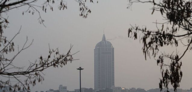 تشدید آلودگی هوا در کلانشهرها و شهرهای صنعتی/ بارش برف و باران در برخی مناطق ایران