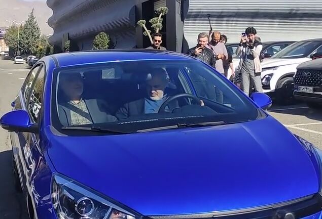 رانندگی وزیر صمت با خودروی تمام برقی + فیلم رانندگی وزیر صمت با خودروی تمام برقی + فیلم