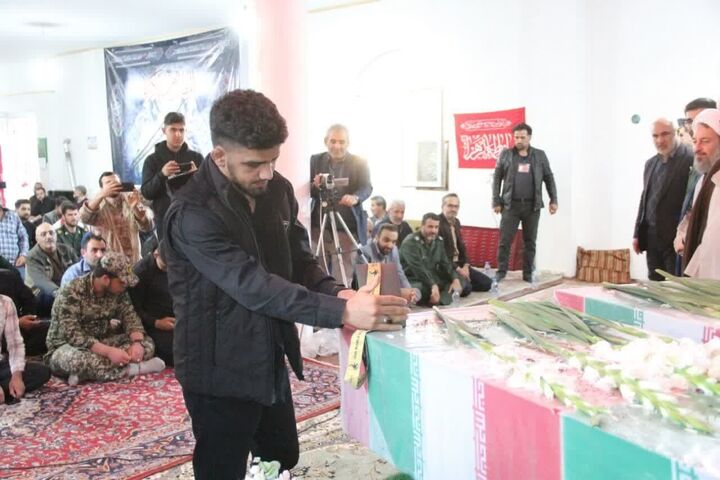 قهرمان کشتی مازندران نشان خود را به شهدای گمنام تقدیم کرد قهرمان کشتی مازندران نشان خود را به شهدای گمنام تقدیم کرد