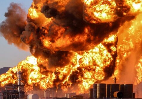 پالایشگاه هیدروکربن بیرجند همچنان در آتش میسوزد پالایشگاه هیدروکربن بیرجند همچنان در آتش میسوزد