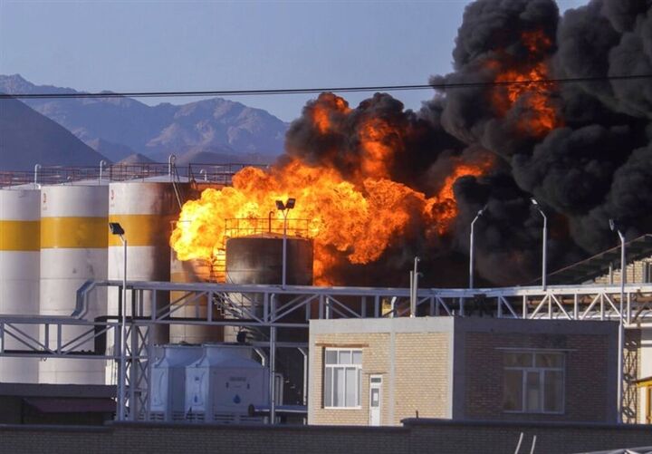 مهار هوایی آتش در پالایشگاه بیرجند آغاز شد مهار هوایی آتش در پالایشگاه بیرجند آغاز شد