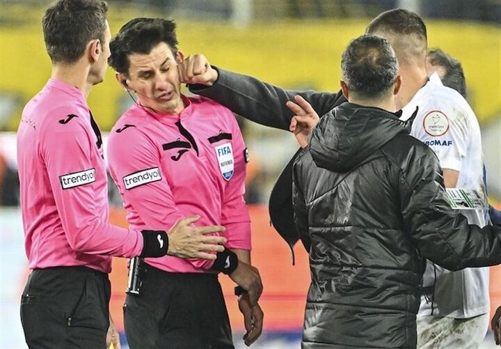 تعلیق فوتبال ترکیه در پی حمله و کتک زدن داور مسابقه + فیلم تعلیق فوتبال ترکیه در پی حمله و کتک زدن داور مسابقه + فیلم
