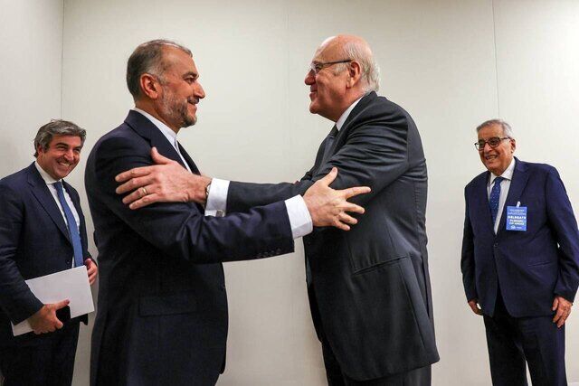 امیرعبداللهیان: بدون حمایت آمریکا، صهیونیستها یک ساعت هم توان ادامه جنگ را ندارند امیرعبداللهیان: بدون حمایت آمریکا، صهیونیستها یک ساعت هم توان ادامه جنگ را ندارند