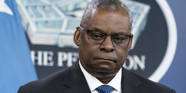 ادای احترام وزیر دفاع آمریکا به امیر پیشین کویت ادای احترام وزیر دفاع آمریکا به امیر پیشین کویت