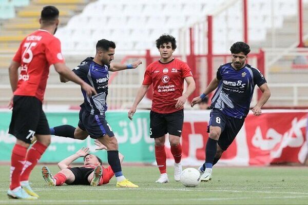 تراکتور از روی پیکان عبور کرد/ صعود شاگردان خمز با مهاجم پرسپولیس تراکتور از روی پیکان عبور کرد/ صعود شاگردان خمز با مهاجم پرسپولیس