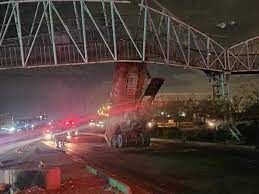 برخورد تریلی با پل عابر پیاده در بزرگراه آزادگان برخورد تریلی با پل عابر پیاده در بزرگراه آزادگان