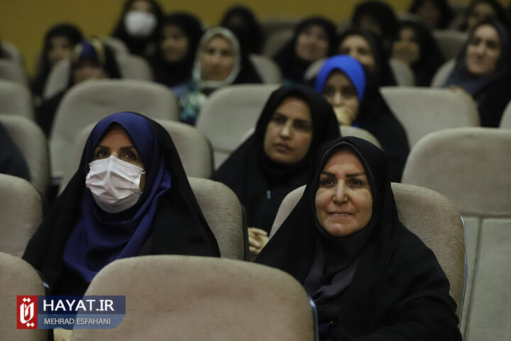 آئین تجلیل از پژوهشگران و فنآوران برتر