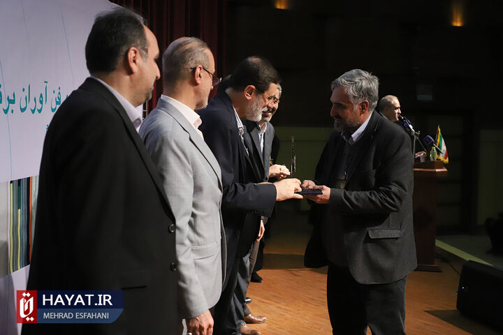 آئین تجلیل از پژوهشگران و فنآوران برتر