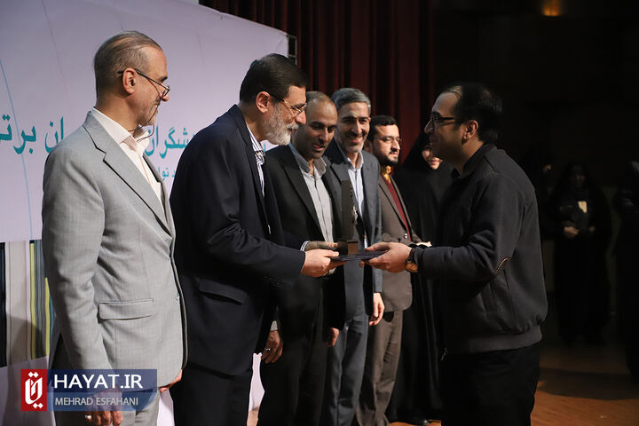 آئین تجلیل از پژوهشگران و فنآوران برتر