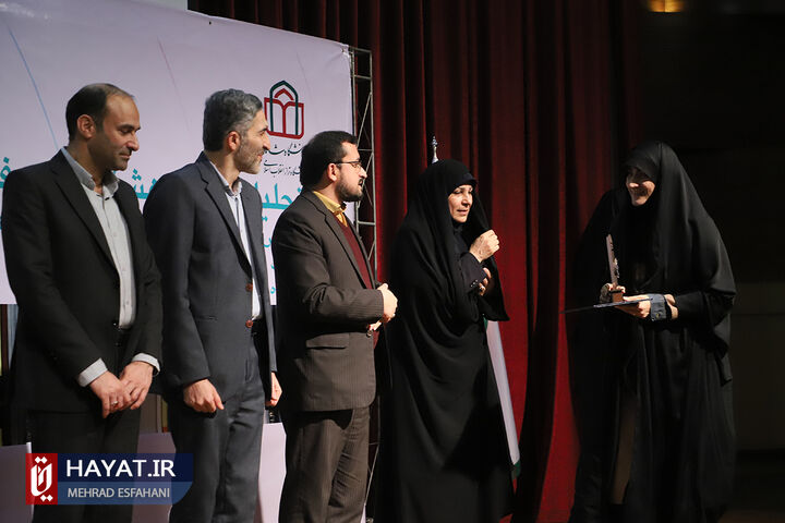 آئین تجلیل از پژوهشگران و فنآوران برتر